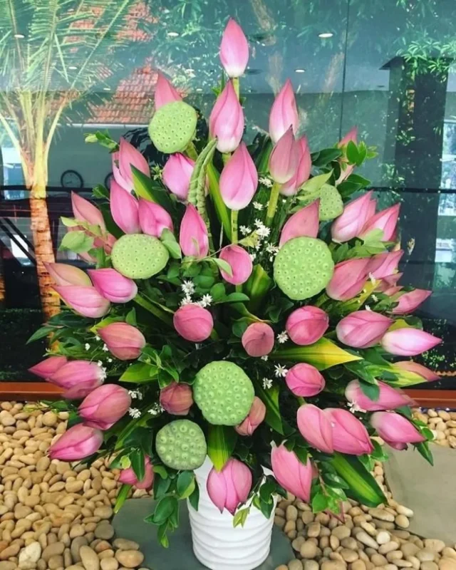 mẫu cắm hoa bàn thờ gia tiên bằng hoa cúc và hoa hồng