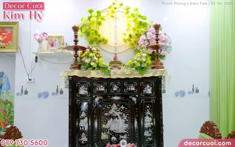 mẫu cắm hoa bàn thờ gia tiên với hai bình đối xứng