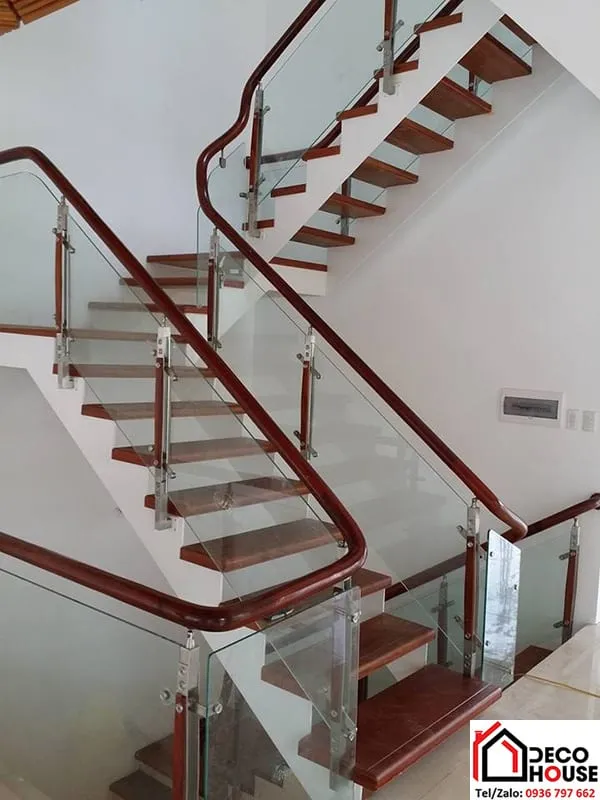 Alt: Mẫu cầu thang gỗ kính cường lực tay vịn gỗ tròn tinh tế