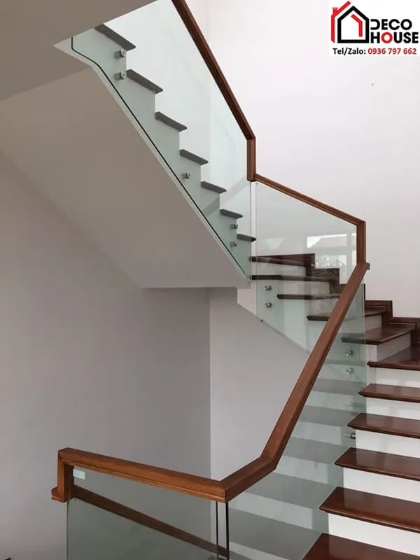 Alt: Chi tiết mẫu cầu thang kính cường lực tay vịn gỗ vuông đẹp