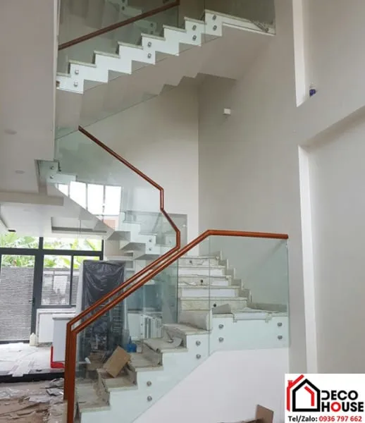 Alt: Mẫu thiết kế cầu thang kính tay gỗ tròn đẹp và phổ biến