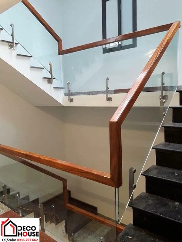 Alt: Mẫu cầu thang kính tay vịn gỗ vuông giá rẻ cho nhà phố hiện đại