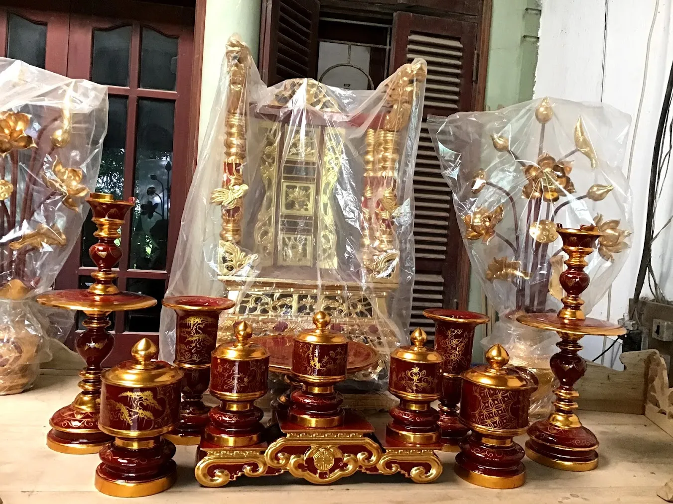 Mẫu đồ thờ bằng gỗ đẹp được chạm khắc tinh xảo, thể hiện tay nghề cao của nghệ nhân