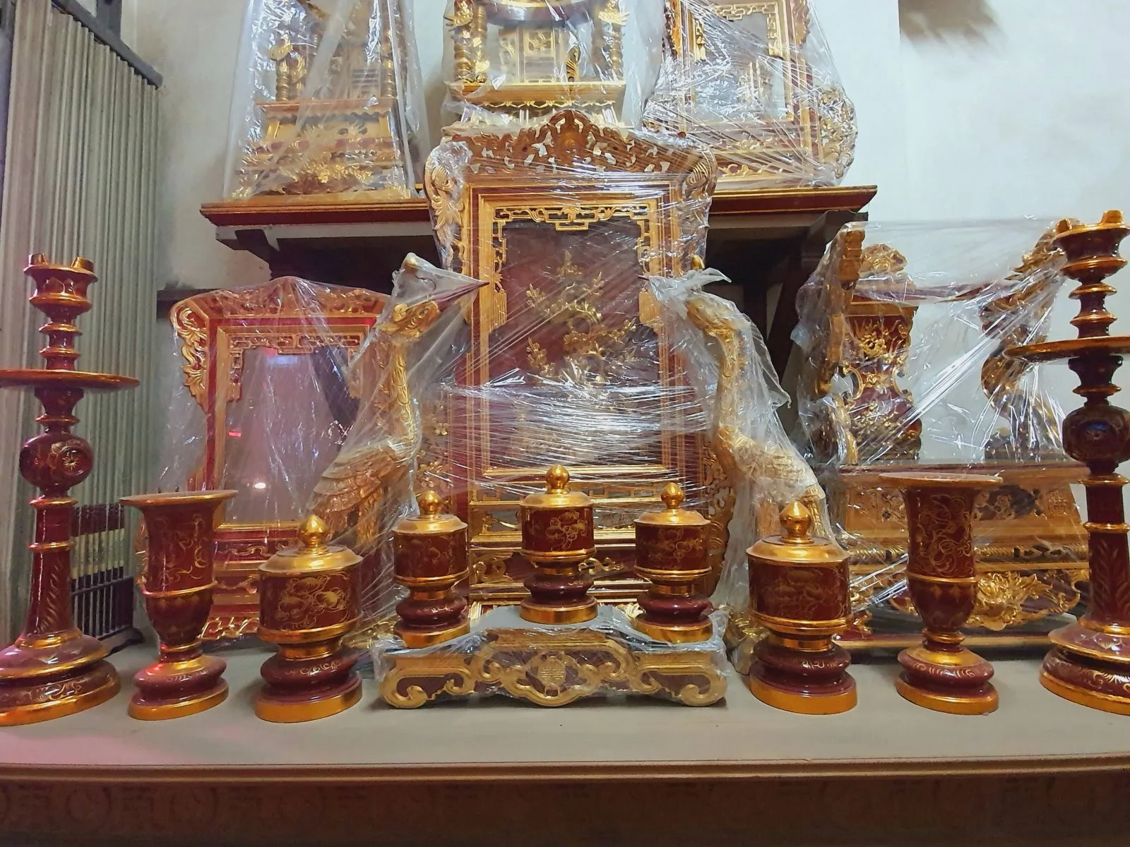 Mẫu đồ thờ đẹp, trang nghiêm được làm hoàn toàn bằng gỗ tự nhiên