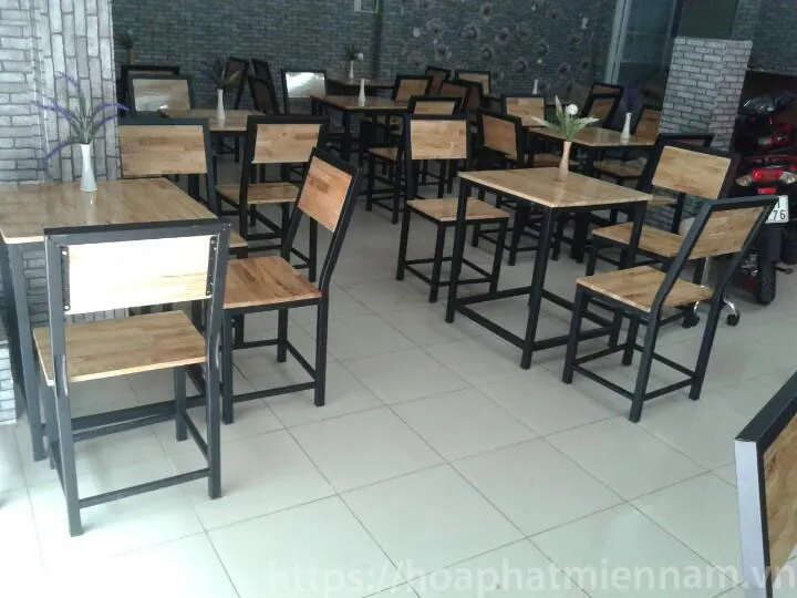 Ghế gỗ thông pallet có tựa lưng kết hợp đệm tạo cảm giác ấm cúng cho quán ăn