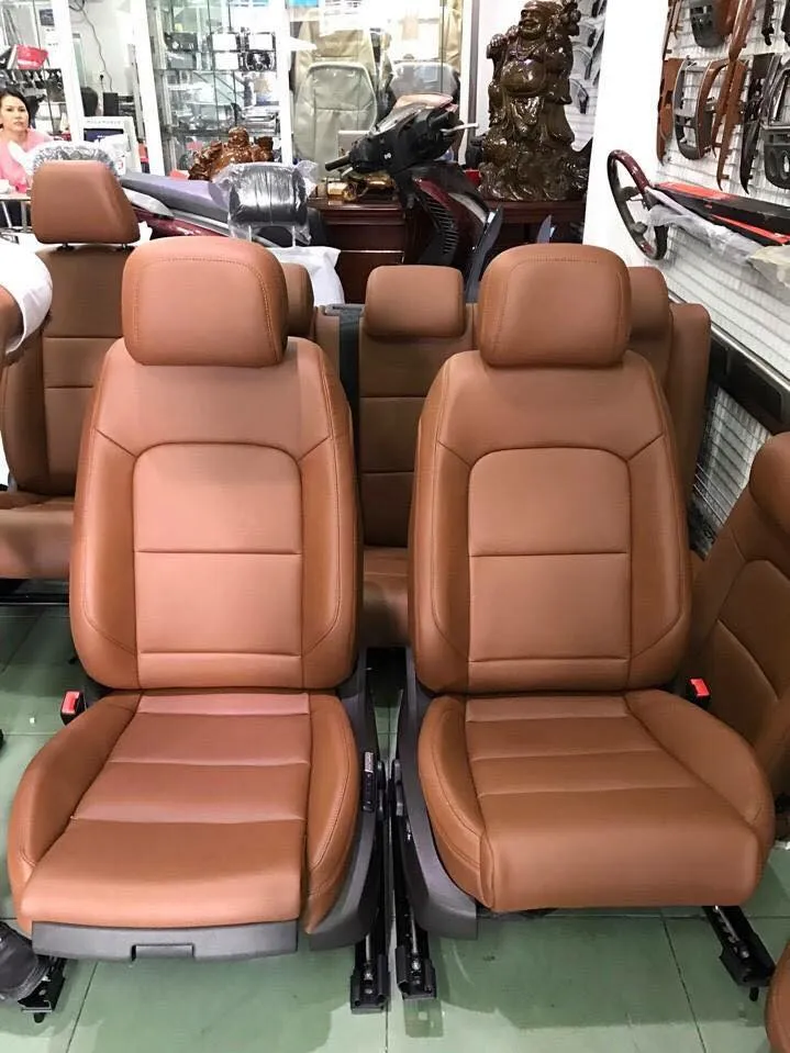 Kiểu may đơn giản, sử dụng một màu nhưng nhấn nhá bằng đường chỉ may nổi bật