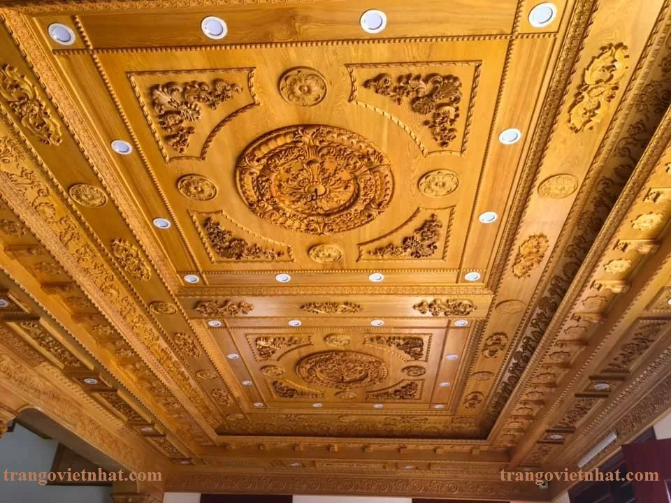 Trần gỗ gõ đỏ phòng khách hiện đại