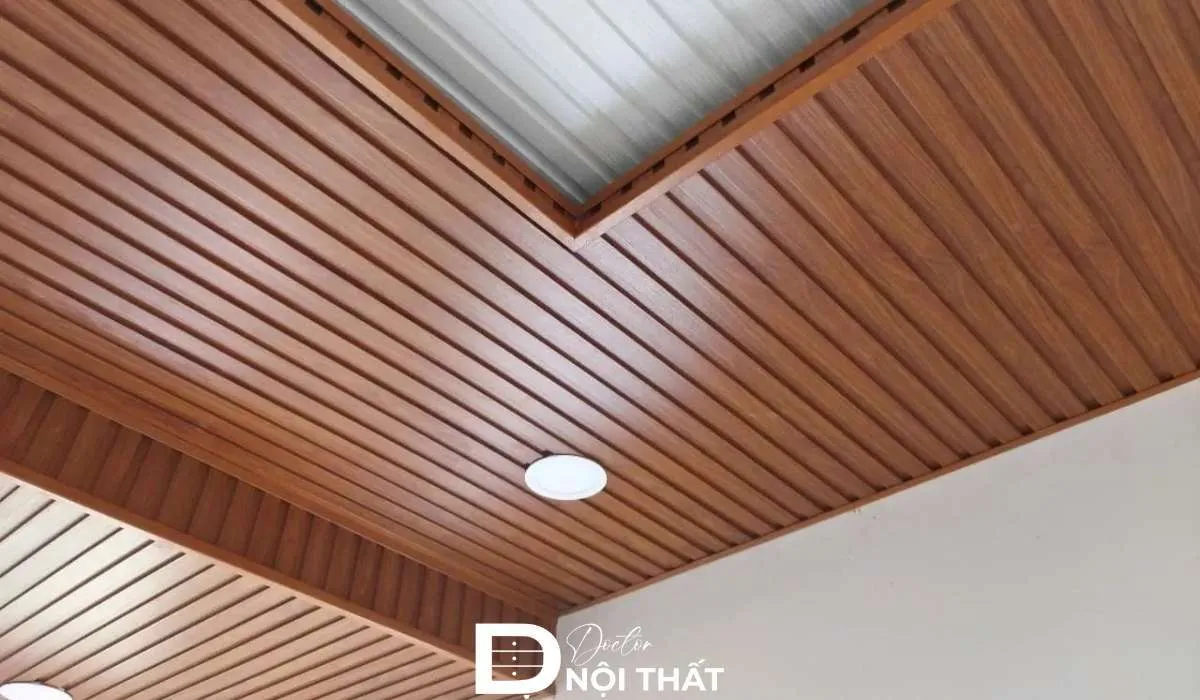 Trần nhựa lam sóng vân gỗ tạo điểm nhấn cho phòng khách