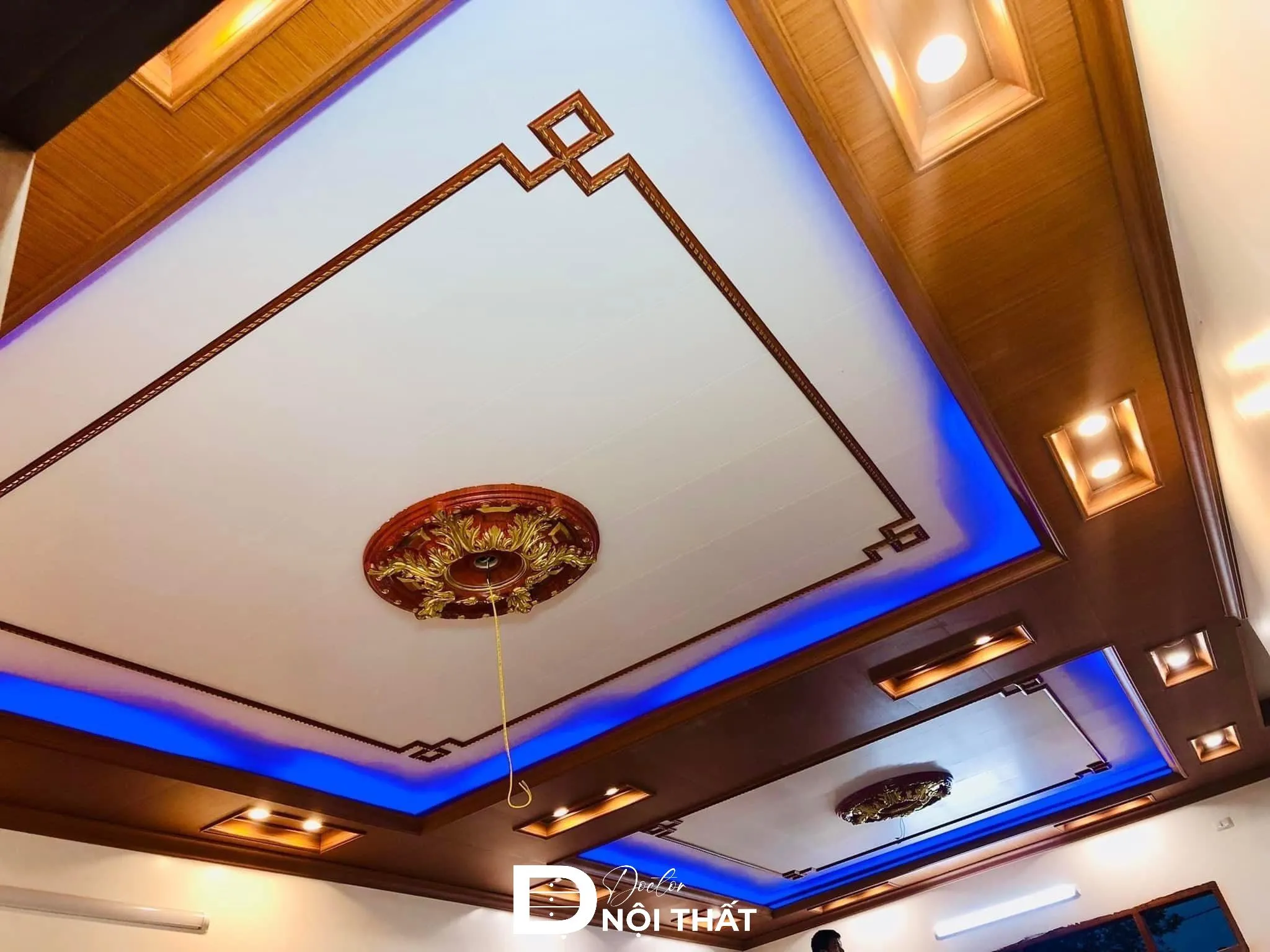 Trần nhựa giật cấp vân gỗ óc chó với đèn LED âm trần