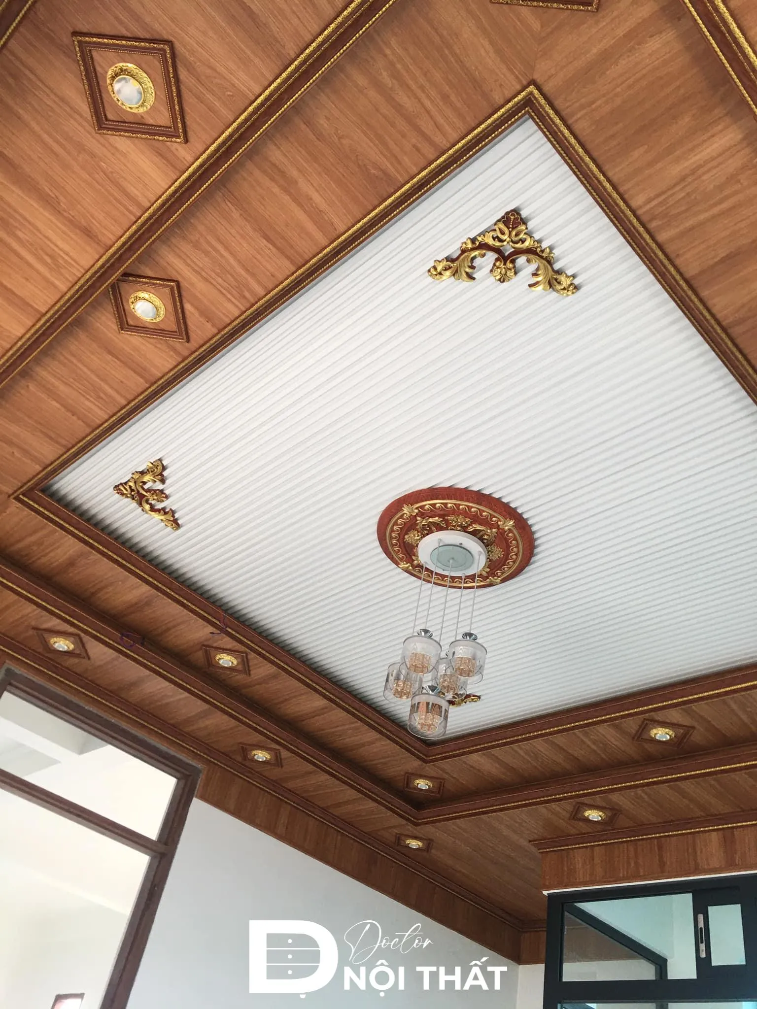 Trần nhựa tân cổ điển với phào chỉ tinh xảo