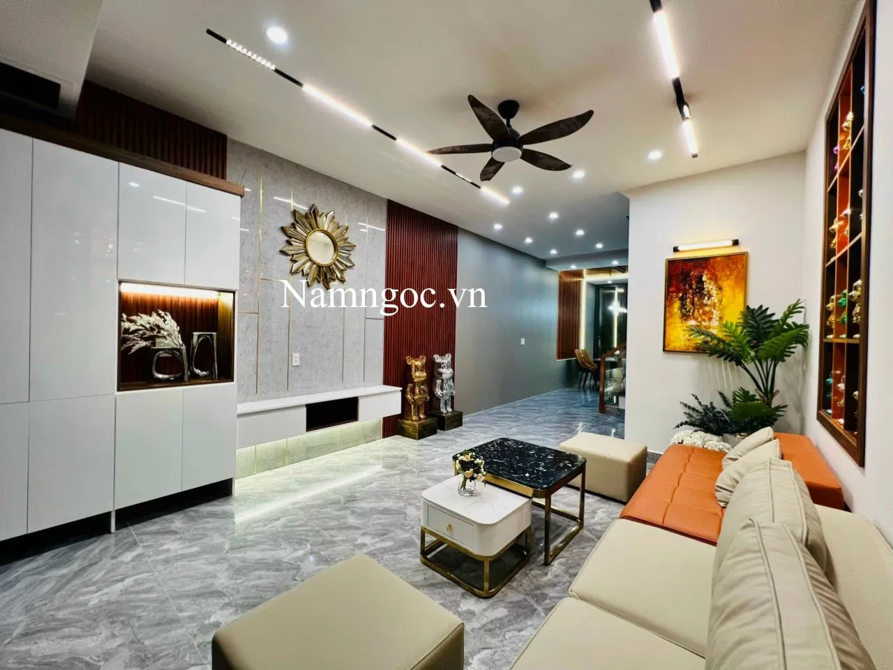 Trần thạch cao phòng khách hiện đại với đèn ray