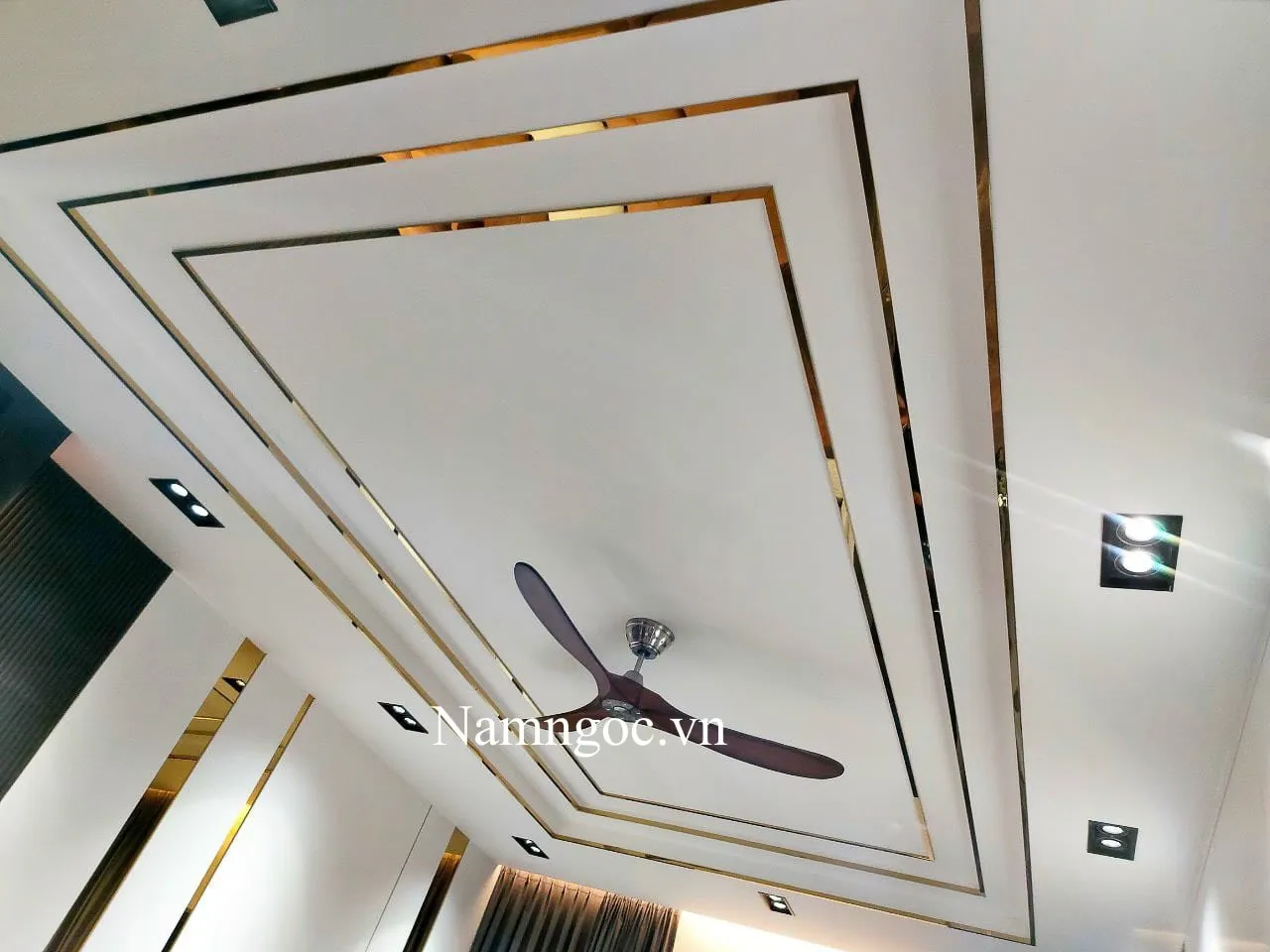 Trần thạch cao phòng khách 30m2 giật cấp 2 tầng, nẹp inox mạ vàng, đèn LED dây viền