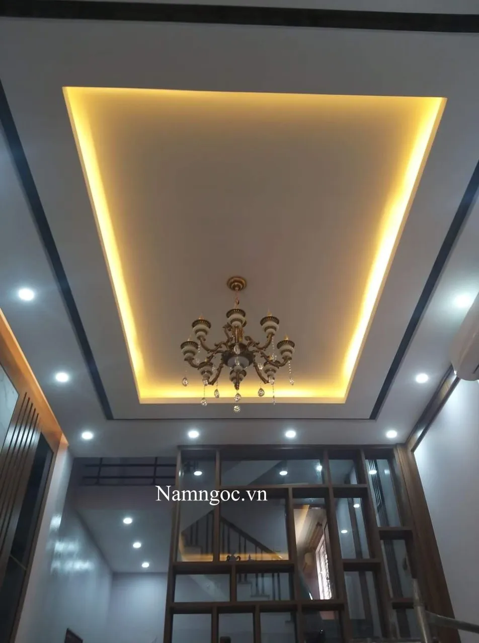 Trần thạch cao phòng khách nhà ống hình chữ nhật