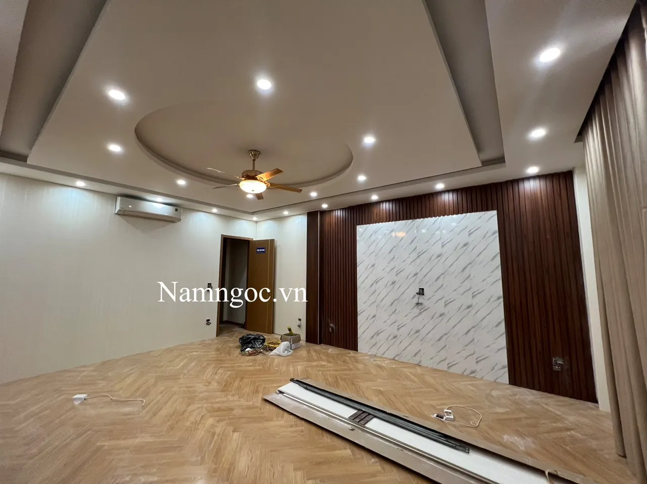 Trần thạch cao phòng khách 30m2 hình vuông, giật cấp đồng tâm