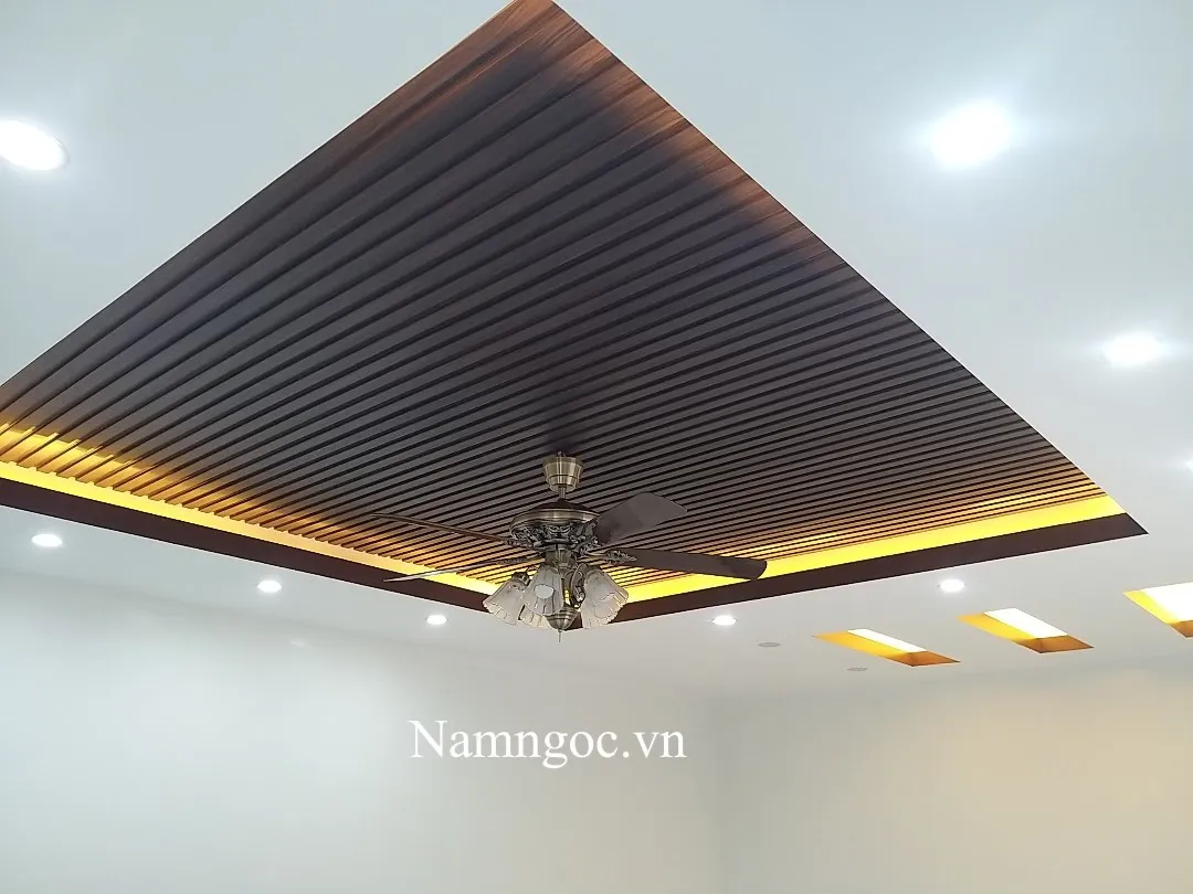 Trần thạch cao phòng khách 30m2 kết hợp lam sóng