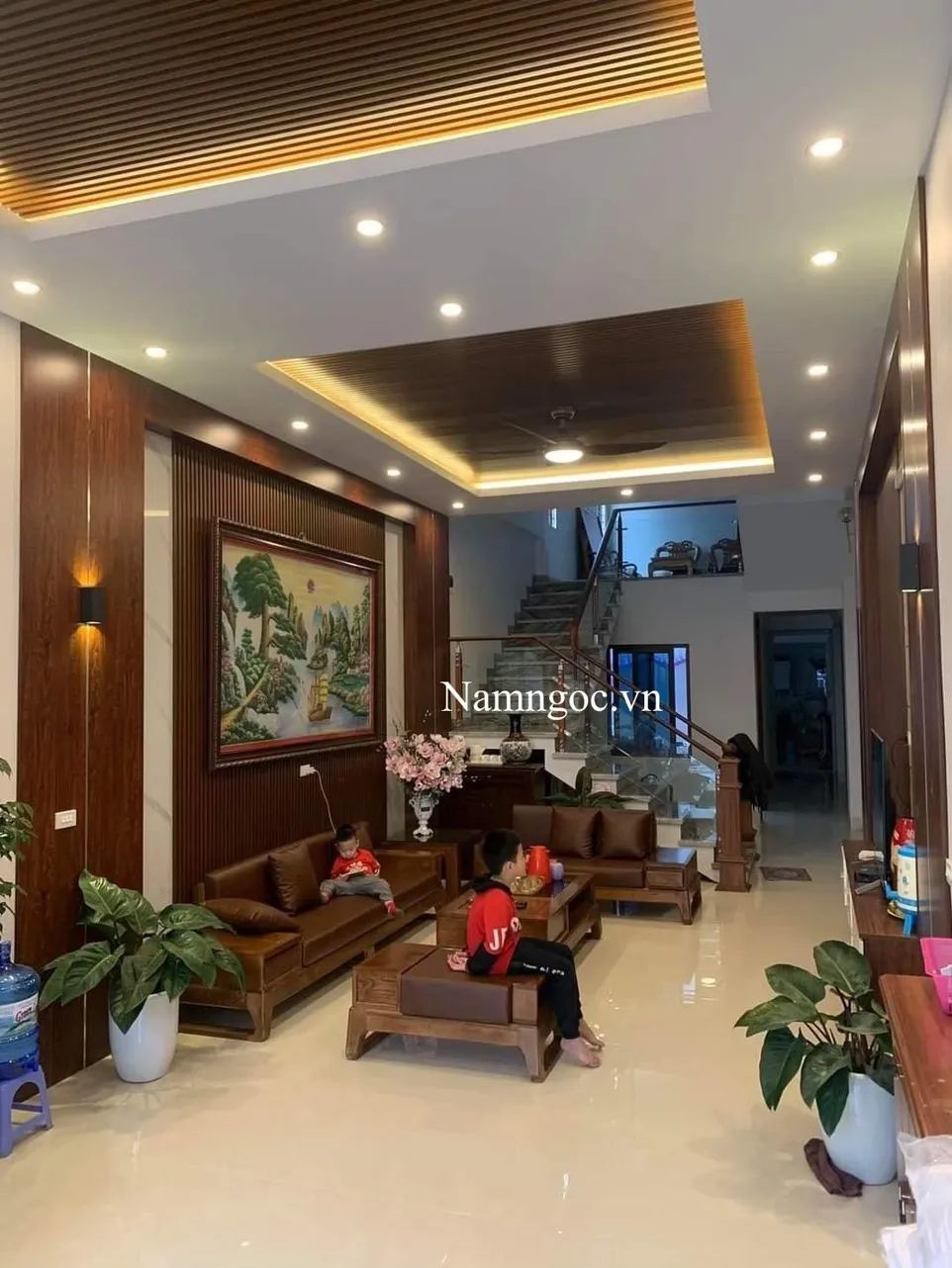 Trần thạch cao phòng khách 30m2 kết hợp gỗ nhựa composite