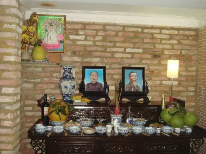 Mẫu trang trí bàn thờ gia tiên theo dịp lễ Mẫu trang trí bàn thờ gia tiên với hoa và vật phẩm thờ cúng