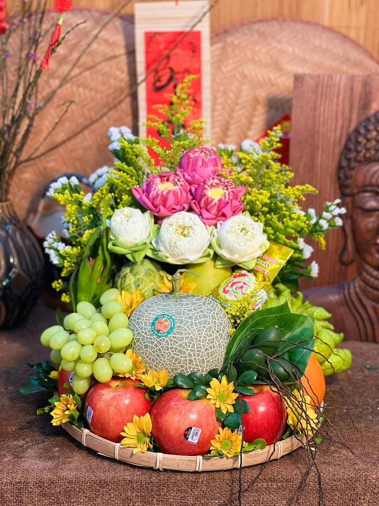 Tạo điểm nhấn trang nghiêm cho không gian thờ cúng với mâm ngũ quả kết hợp hoa sen nghệ thuật.