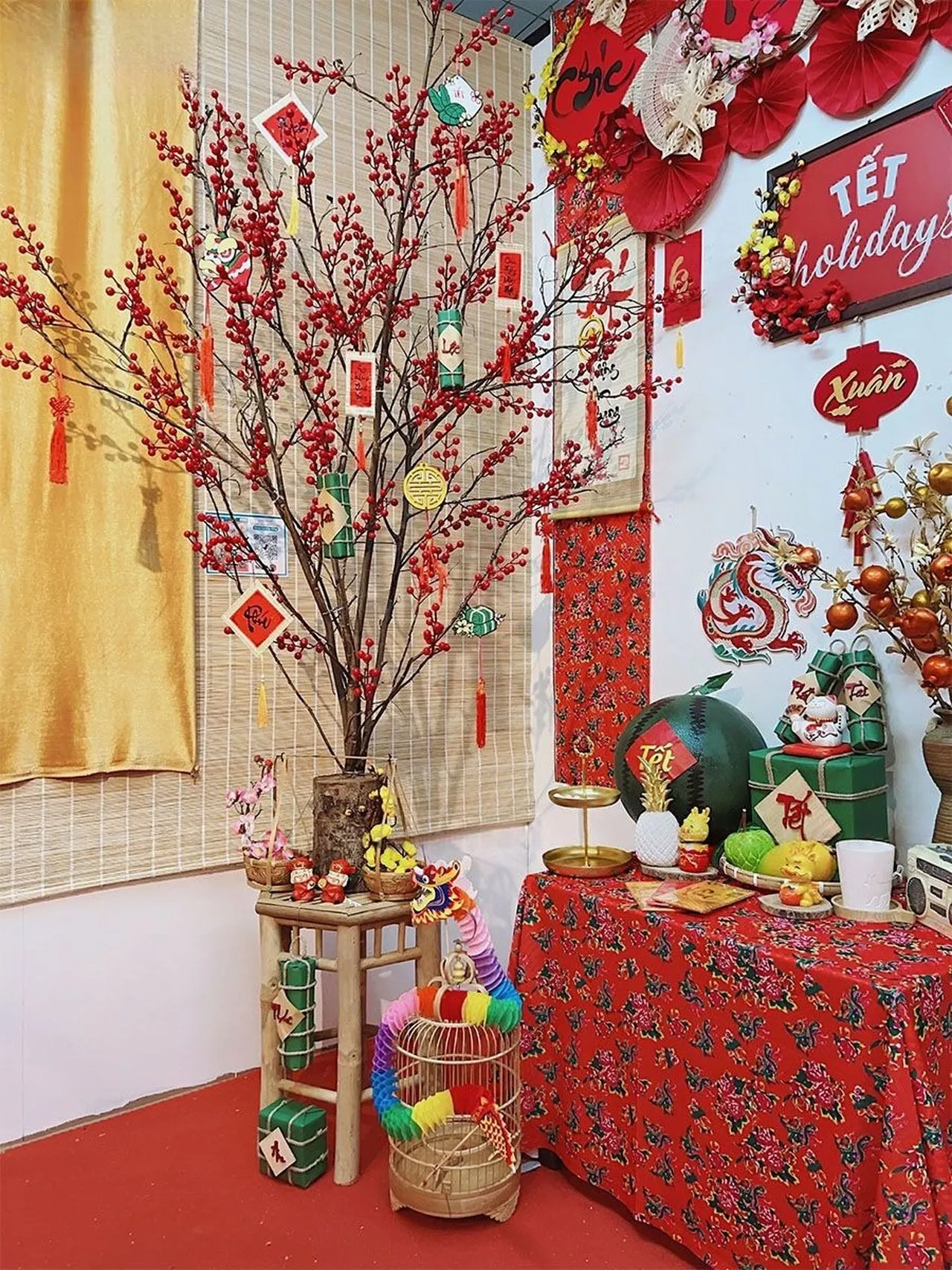 Tạo điểm nhấn cho không gian nhà ngày tết với cây đào đông đỏ thắm giúp thu hút tài lộc cho gia chủ