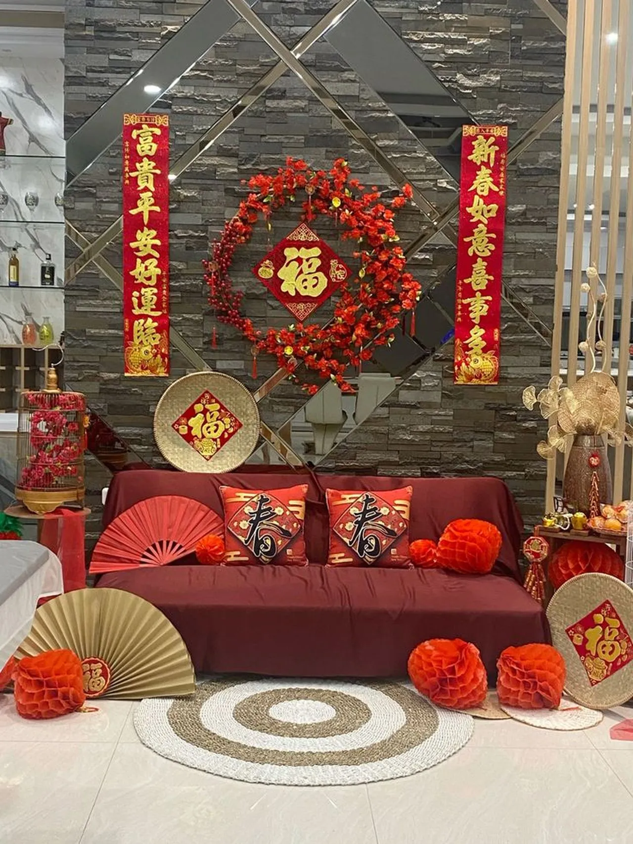 Tạo điểm nhấn bắt mắt cho bình hoa ngày tết với các phụ kiện dây treo câu đối, vòng hoa và phụ kiện sắc đỏ rực rỡ.