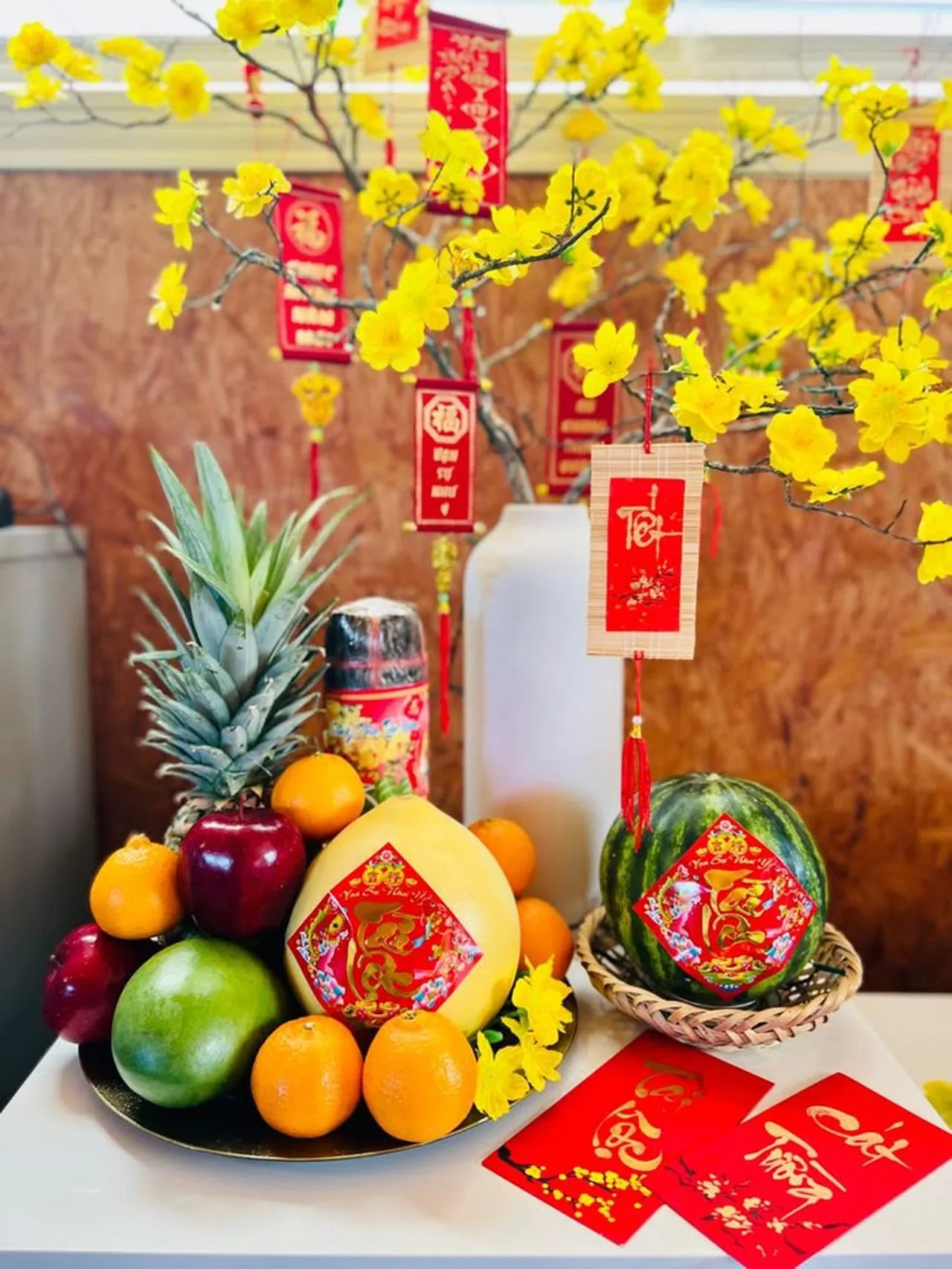 Trang trí mâm ngũ quả ngày tết với đầy đủ sắc màu tươi mới để cầu mong một năm sung túc, đủ đầy.