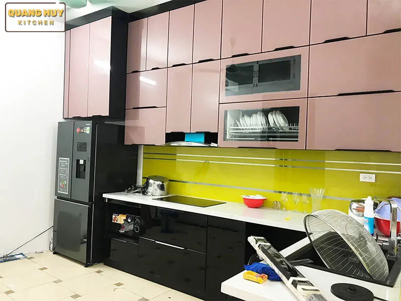Mẫu tủ bếp cánh kính nhà chị Mến - Hà Nội