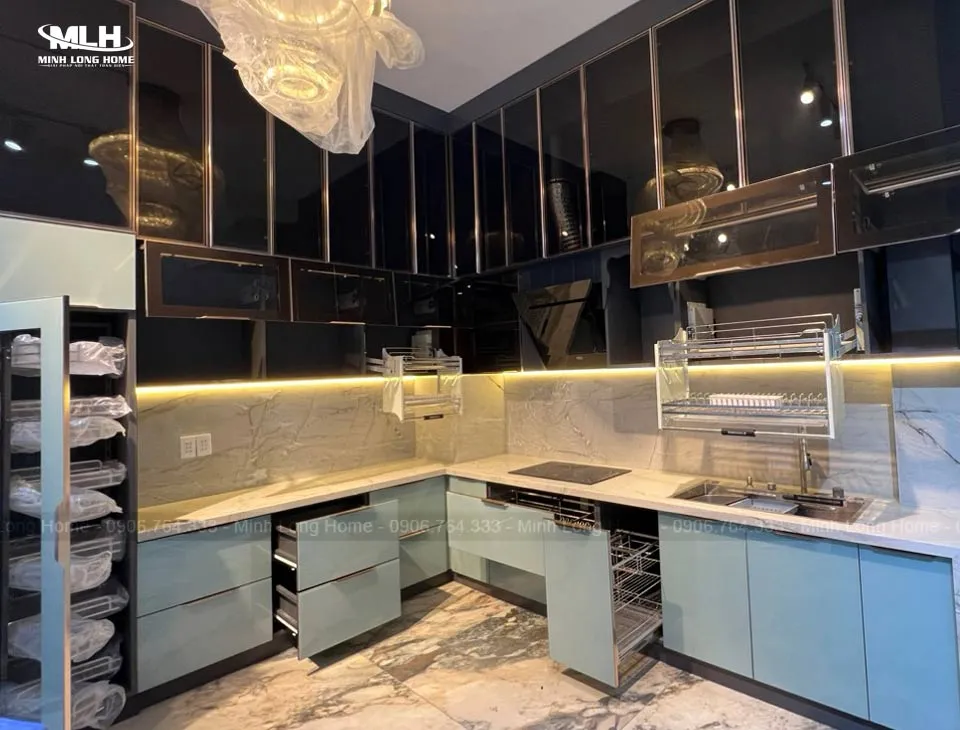 Mẫu tủ bếp inox cánh kính sang trọng