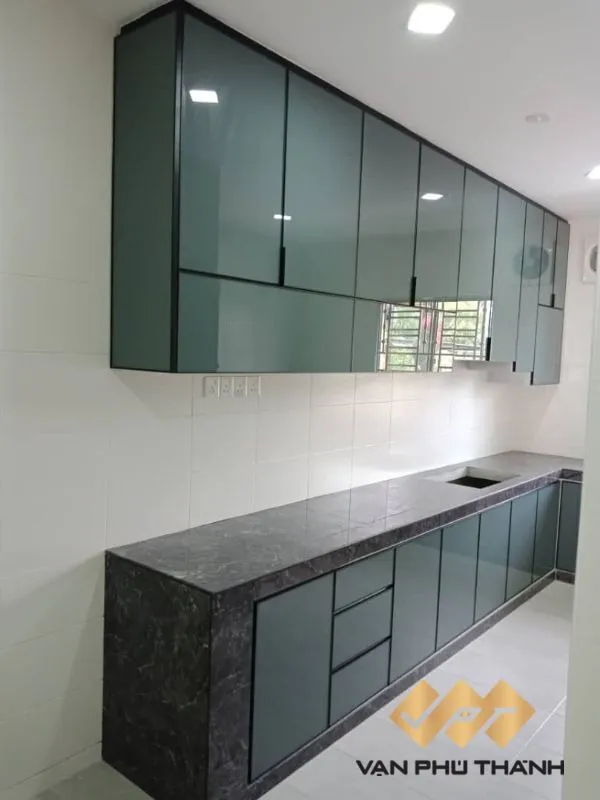 Tủ bếp nhôm kính nhỏ dạng chữ L màu xám hiện đại với thiết kế sát trần tối ưu không gian