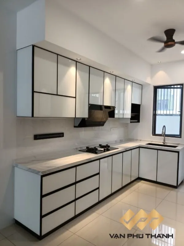 Tủ bếp nhôm kính nhỏ màu trắng thiết kế sát trần với ngăn kéo ray giảm chấn