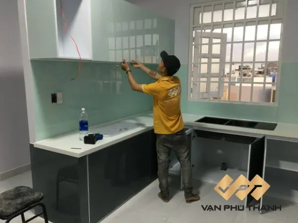 Tủ bếp nhôm kính nhỏ màu be phong cách Japandi với mặt đá vân gỗ