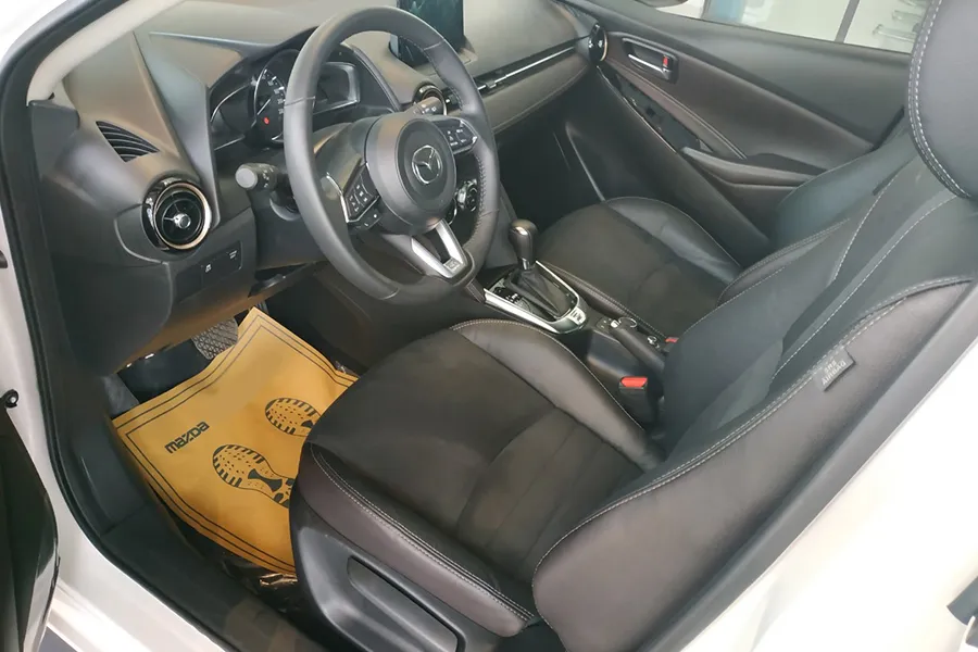 Ghế da sáng màu Mazda 2 Premium SE 2019