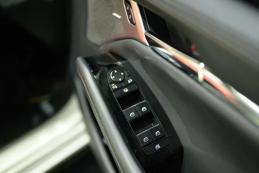 Thiết kế nội thất sang trọng viền mạ crom