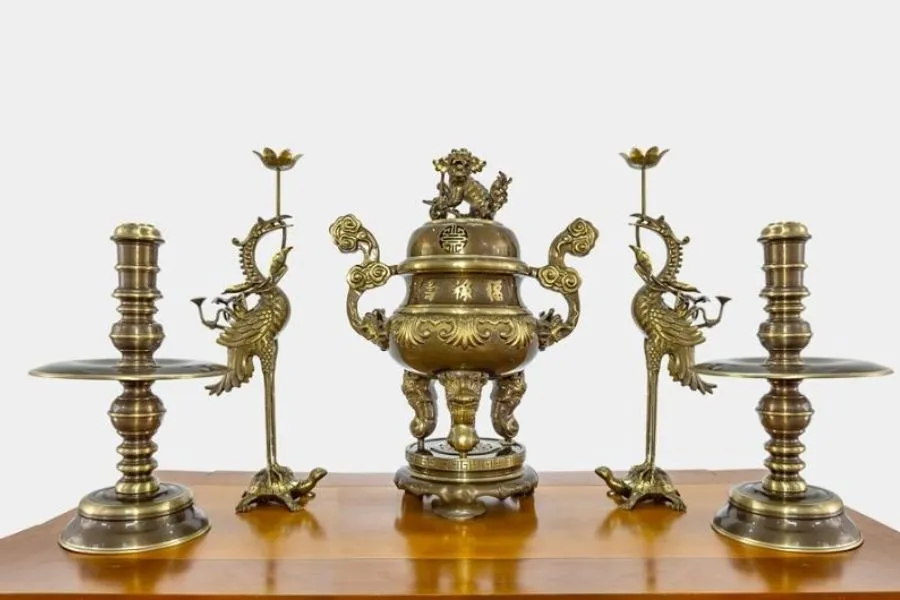 Dùng khăn và nước sạch để vệ sinh lư hương (Hình ảnh: Đồ Đồng Việt)