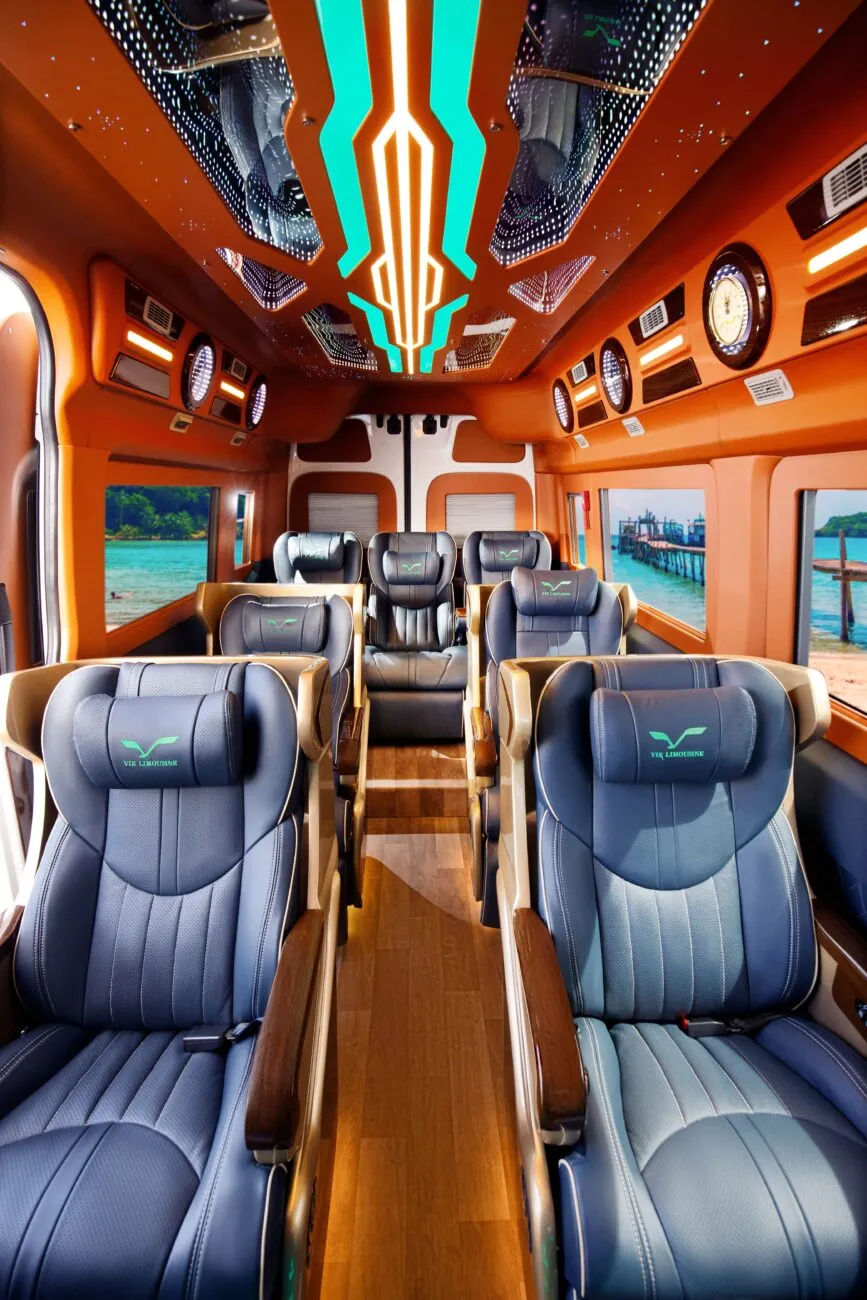 Không gian xe rộng rãi với lối đi ở giữa vô cùng thuận tiện