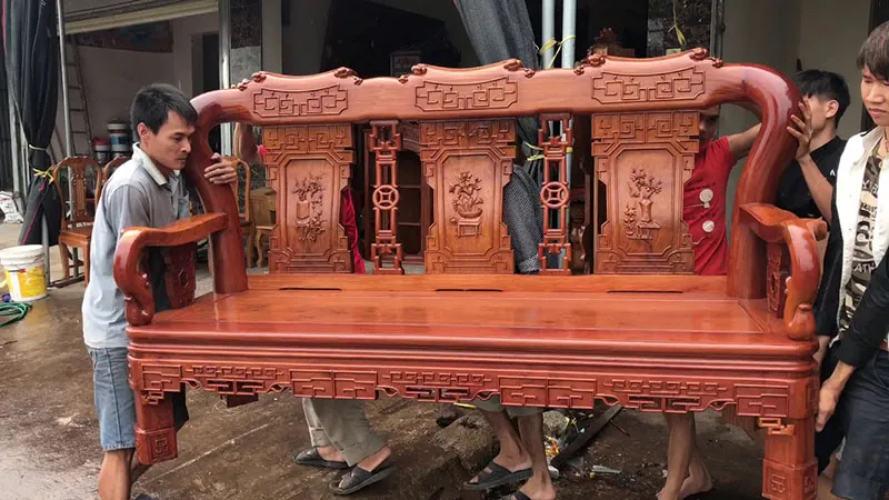 Bộ Minh Quốc Triện gỗ Hương Đỏ Lào mang đến vẻ ngoài chắc chắn và bền đẹp cho phòng khách