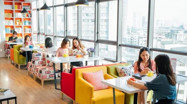 Cảnh học viên sử dụng bàn ghế đào tạo hiện đại trong trung tâm tiếng Anh