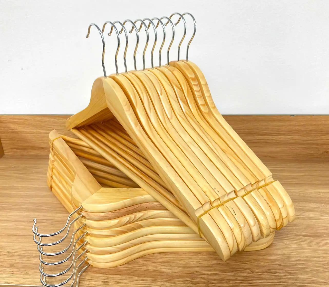 Bộ sưu tập móc gỗ treo quần áo giá sỉ với nhiều kiểu dáng khác nhau từ nhà cung cấp Envi