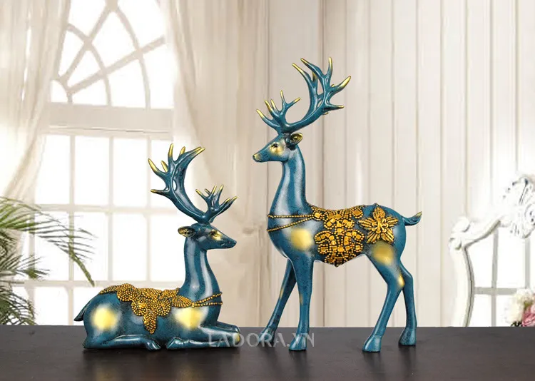 Đồ trang trí kệ tivi phòng khách đẹp cặp hươu tài lộc