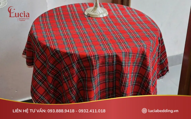 Mẫu khăn trải bàn được thiết kế với họa tiết sọc dọc phù hợp cho không gian ấm cúng
