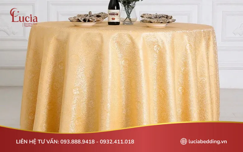 Mẫu khăn trải bàn hình trong vải lụa có họa tiết hoa văn