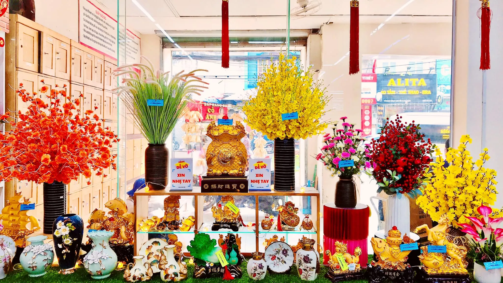 Mua phụ kiện trang trí Tết tại FAHASA với đa dạng mẫu mã và giá cả hợp lý