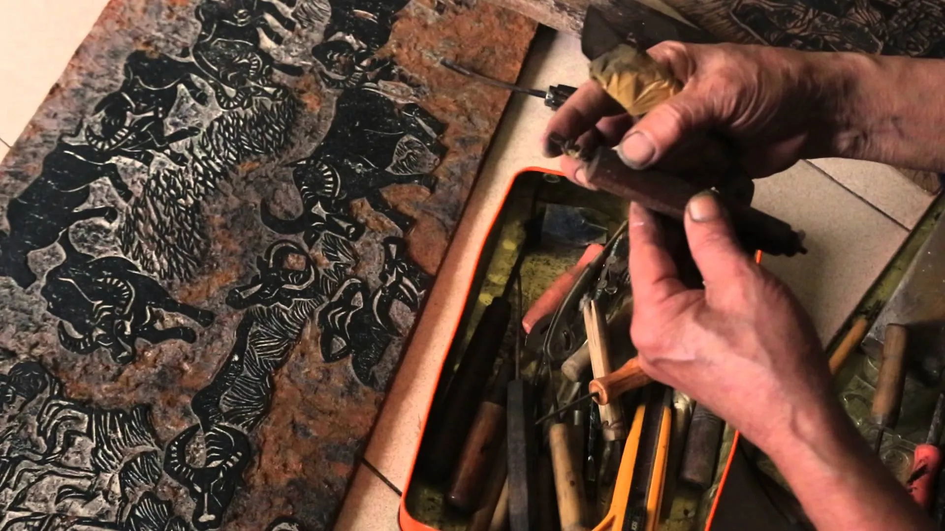 Quy trình pha chế mực in và chuẩn bị dụng cụ cho công đoạn in tranh thủ công