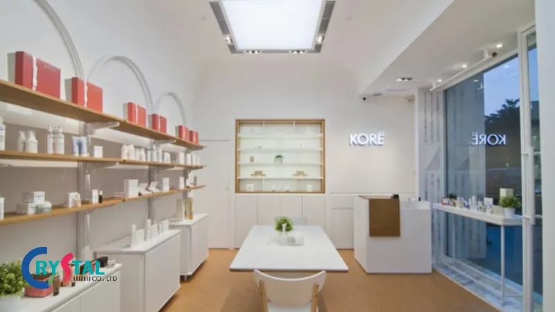 Mỹ phẩm được bố trí ngăn nắp trên các kệ chứa