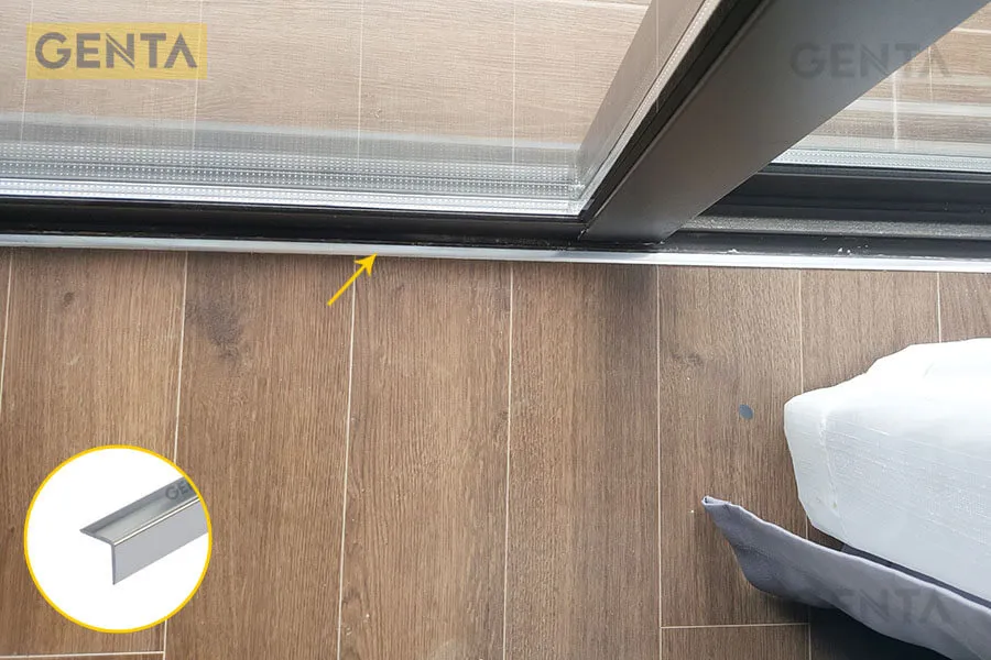 Nẹp kết thúc sàn gỗ CP15 tại vị trí sàn gỗ giao với cửa ra vào