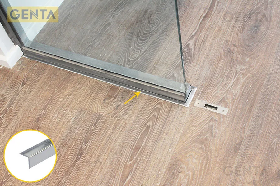 Nẹp kết thúc sàn gỗ CP15 ứng dụng tại vị trí giao với vách kính