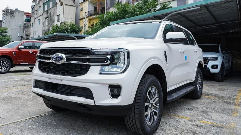 Ngoại thất Ford Everest Ambiente