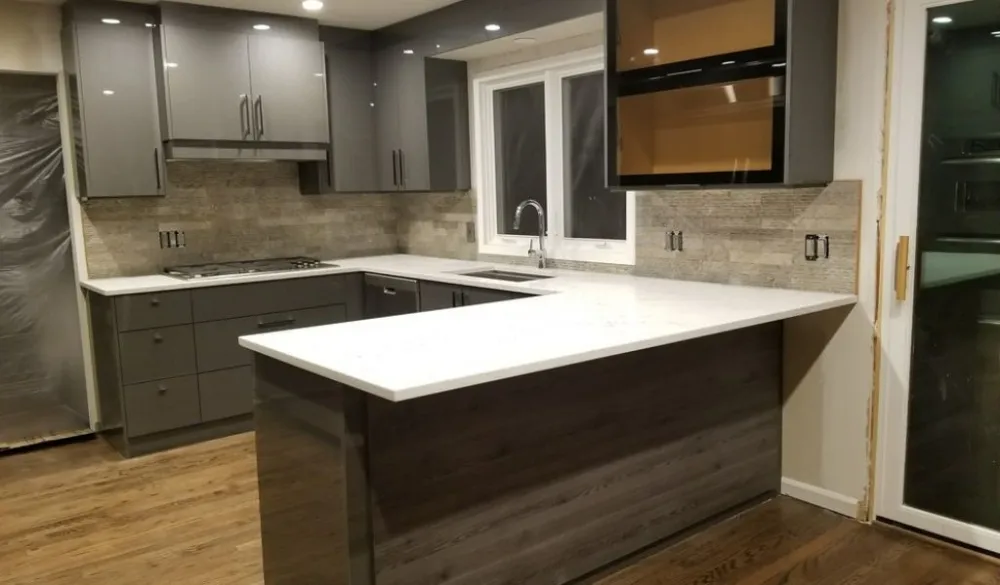 Bếp chữ U có cửa sổ