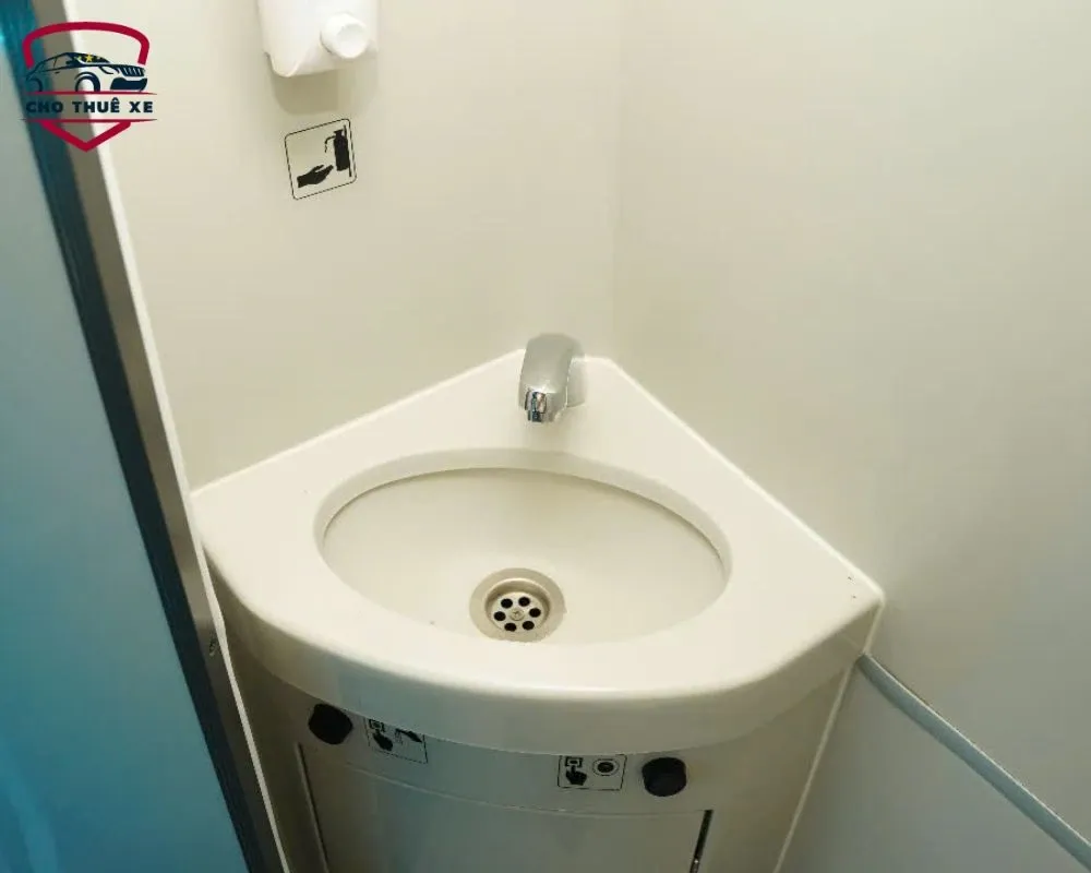 Nhà vệ sinh trên xe giường nằm