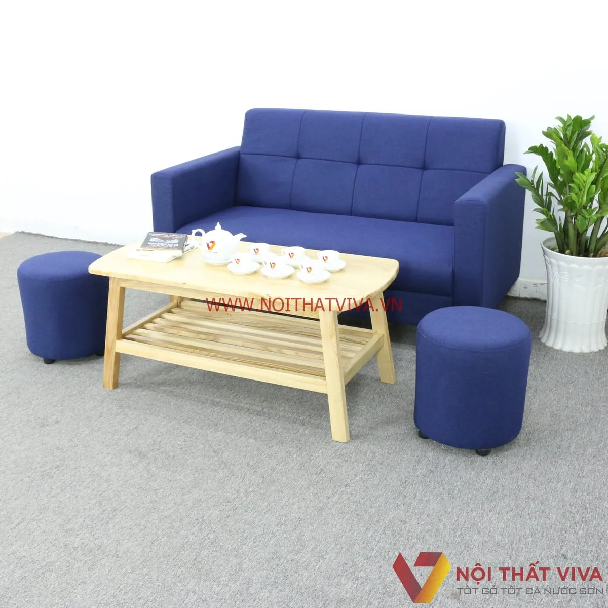 Bàn ghế sofa gỗ văng dài bọc đệm màu kem nhẹ nhàng, kiểu dáng tối giản hiện đại