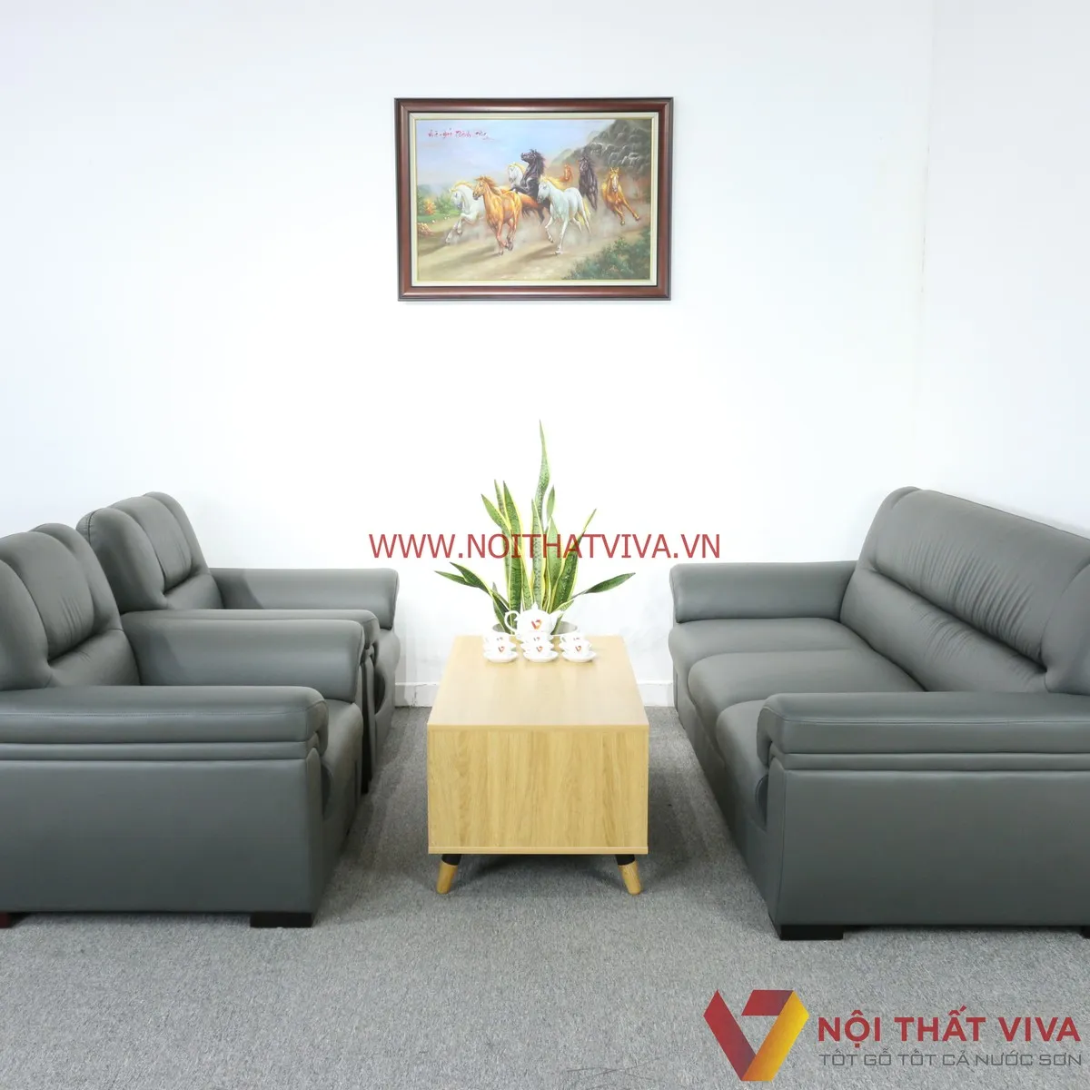 Bàn ghế gỗ tự nhiên bọc đệm tông màu sáng, mang lại cảm giác rộng rãi cho phòng khách nhỏ